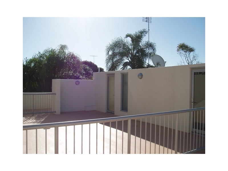 4/8 Leo Crescent, Alexandra Headland QLD 4572