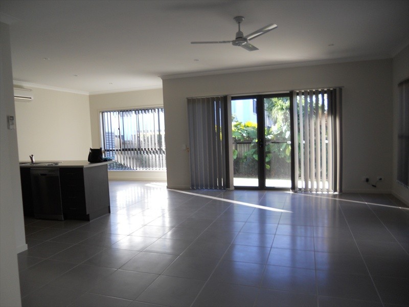2/240 Broadwater Avenue West, Maroochydore QLD 4558