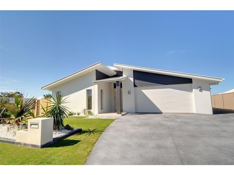 8 Creek View Place, Pelican Waters QLD 4551