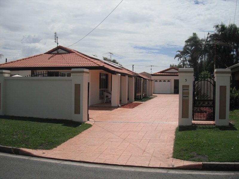 2/5 Mirrool Street, Warana QLD 4575