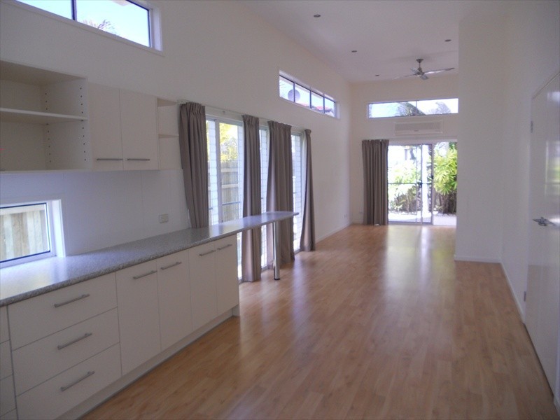 10 Mauritius Crescent, Kawana Island QLD 4575