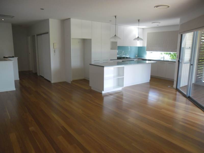 2/2 Kalinda Avenue, Mooloolaba QLD 4557