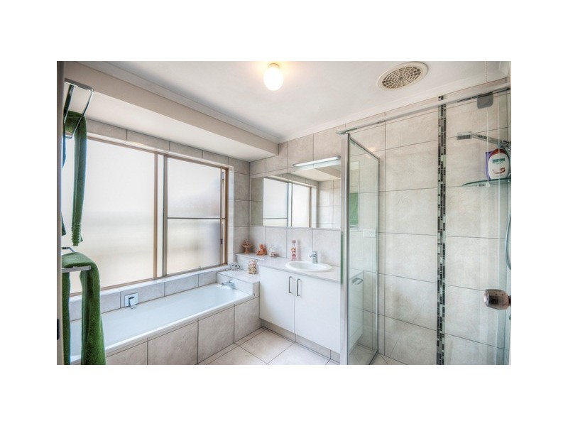 17 Kensington Drive, Minyama QLD 4575