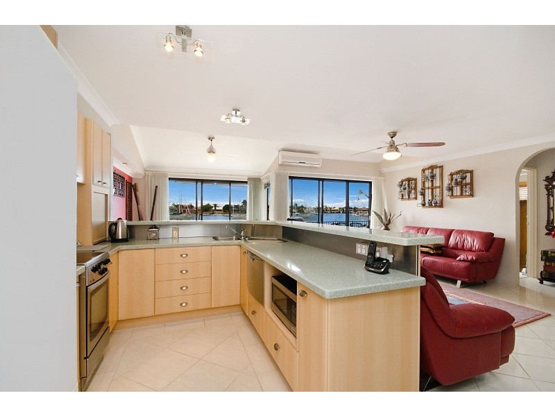 2/11 Carinya St, Mooloolaba QLD 4557
