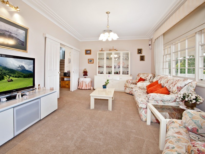 9 Karen Avenue, Picnic Point NSW 2213