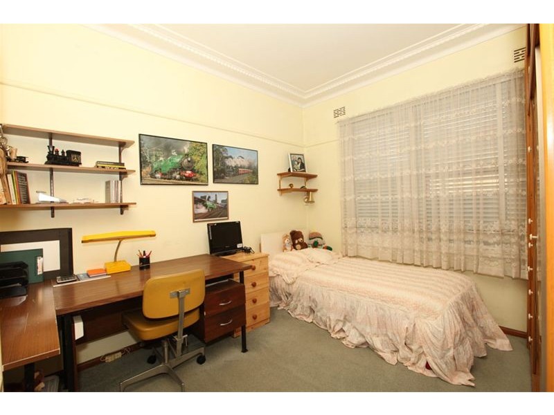 8 Roslyn Avenue, Panania NSW 2213