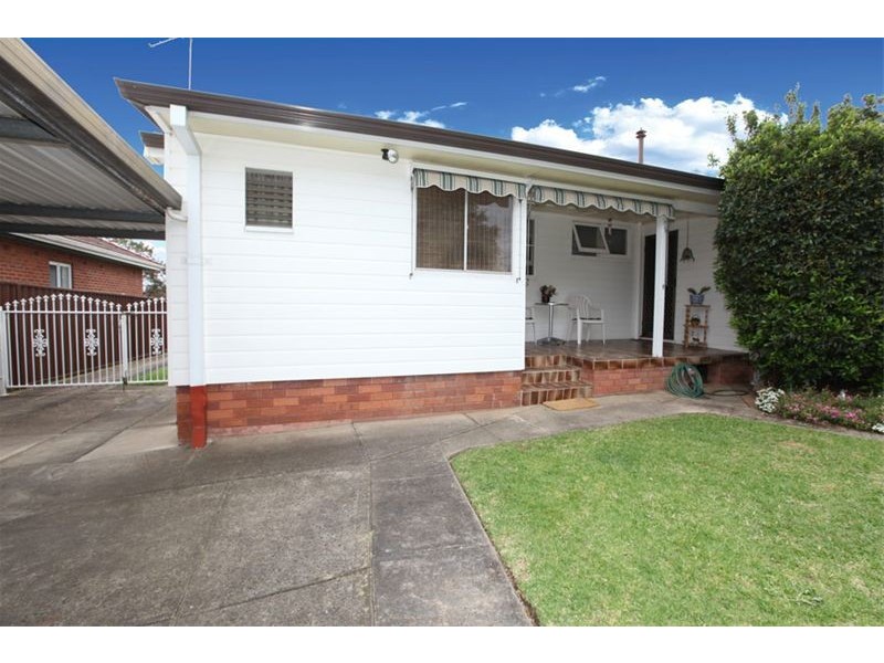 8 Roslyn Avenue, Panania NSW 2213