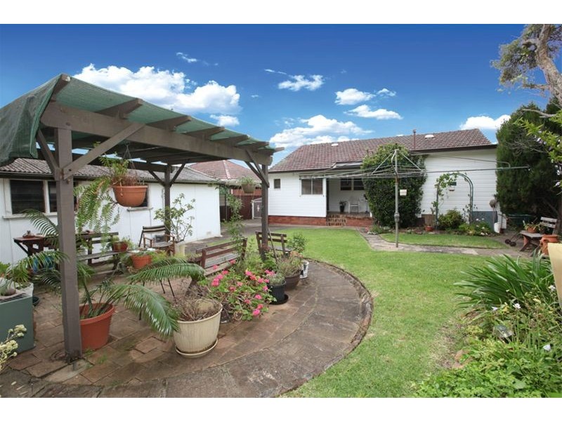 8 Roslyn Avenue, Panania NSW 2213