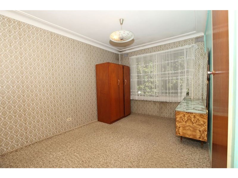 913 Henry Lawson Drive, Picnic Point NSW 2213