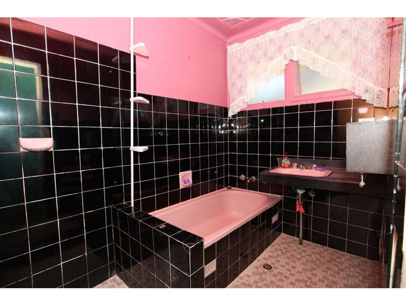 913 Henry Lawson Drive, Picnic Point NSW 2213