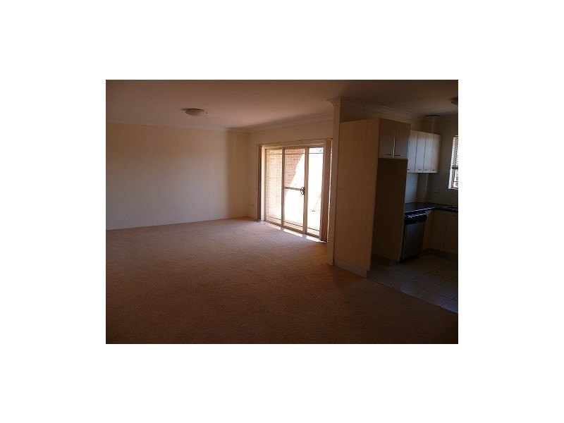 8/49 Maclaurin Avenue, East Hills NSW 2213