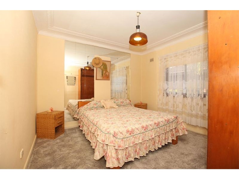 6 Kelvin Parade, Picnic Point NSW 2213