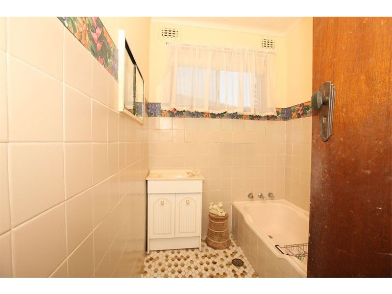 6 Kelvin Parade, Picnic Point NSW 2213
