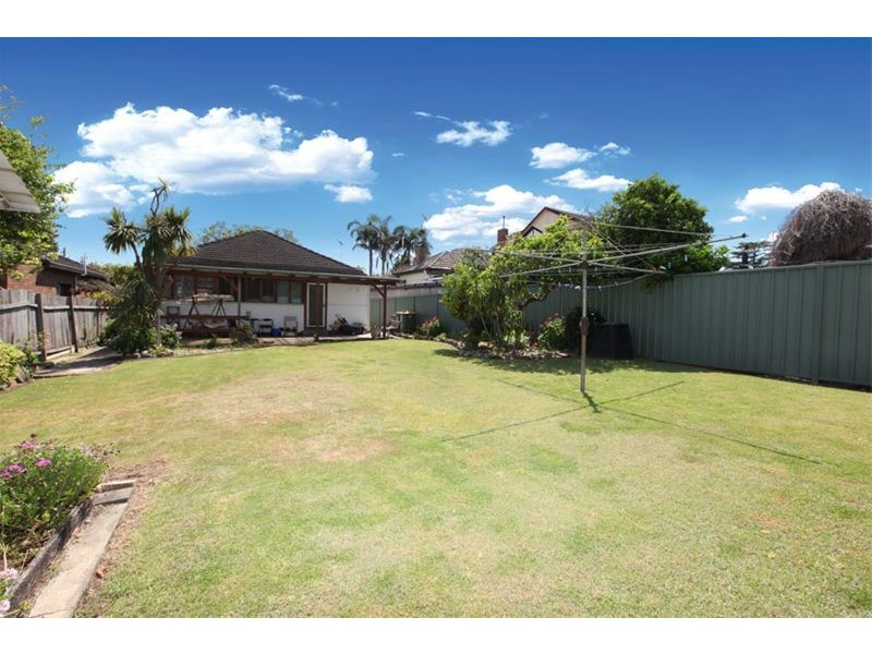 6 Kelvin Parade, Picnic Point NSW 2213