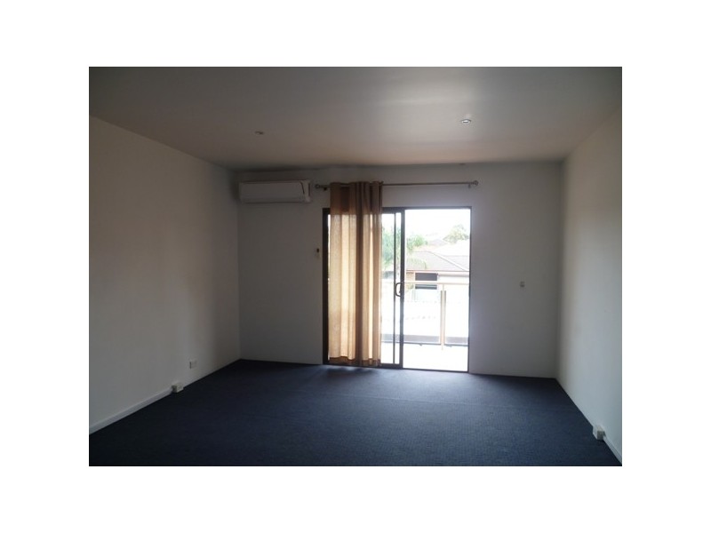 1/22 Maclaurin Avenue, East Hills NSW 2213