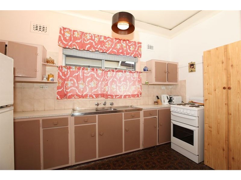 6 Kelvin Parade, Picnic Point NSW 2213