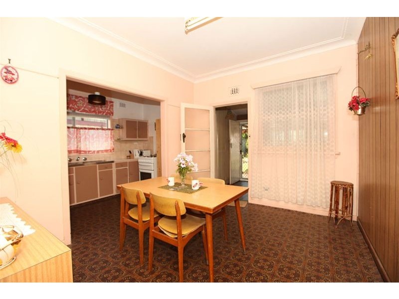 6 Kelvin Parade, Picnic Point NSW 2213