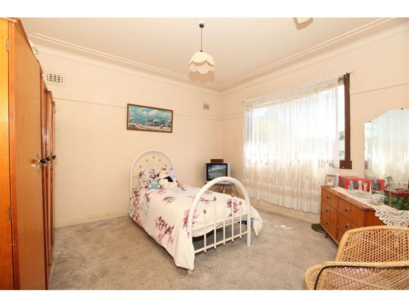 6 Kelvin Parade, Picnic Point NSW 2213