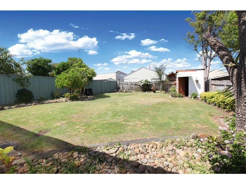 6 Kelvin Parade, Picnic Point NSW 2213