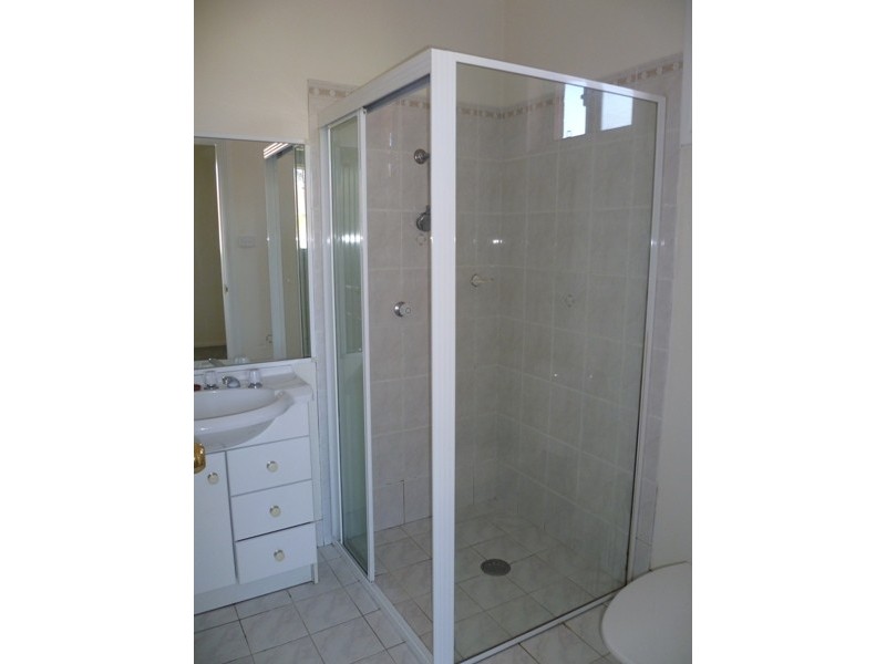 1/8 Cowland Avenue, East Hills NSW 2213