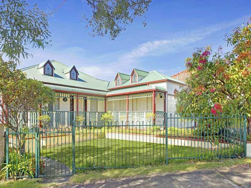 699 Henry Lawson Drive, East Hills NSW 2213