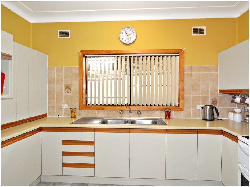 6 Drysdale Avenue, Picnic Point NSW 2213