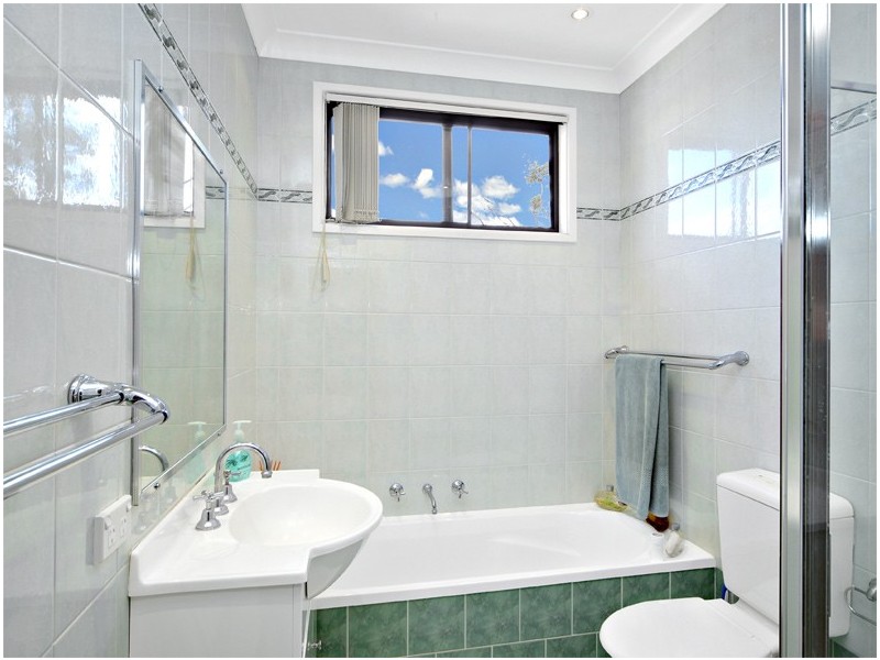 6 Drysdale Avenue, Picnic Point NSW 2213