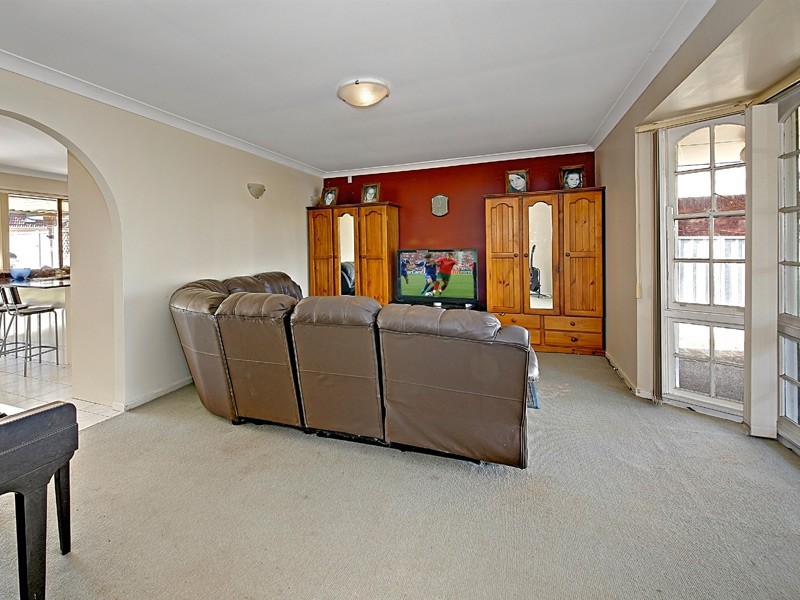 911 Henry Lawson Drive, Picnic Point NSW 2213