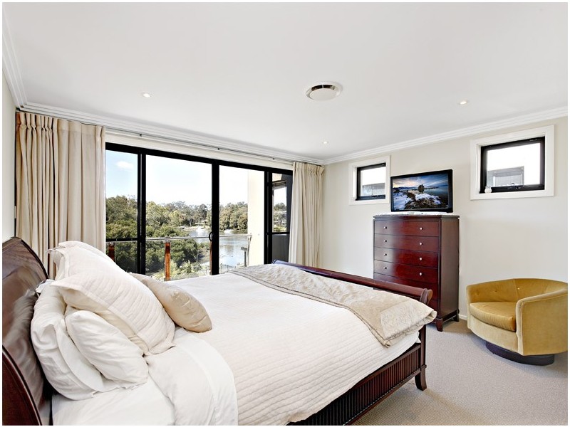 610 Henry Lawson Drive, East Hills NSW 2213