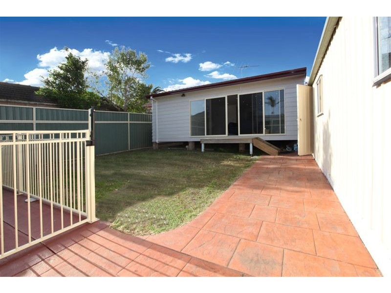 23 Endeavour Road, Georges Hall NSW 2198