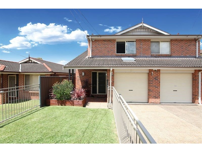 1/825 Henry Lawson Drive, Picnic Point NSW 2213