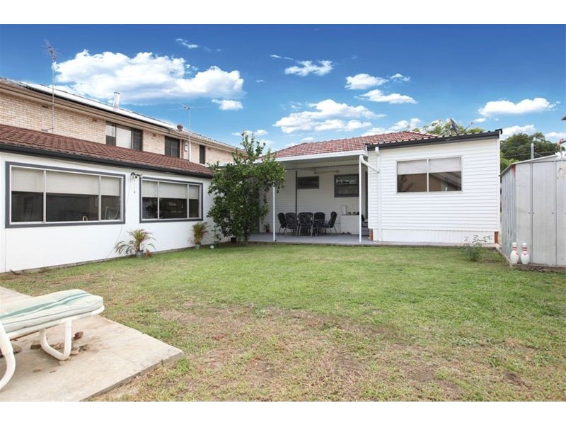 25 Eileen Street, Picnic Point NSW 2213
