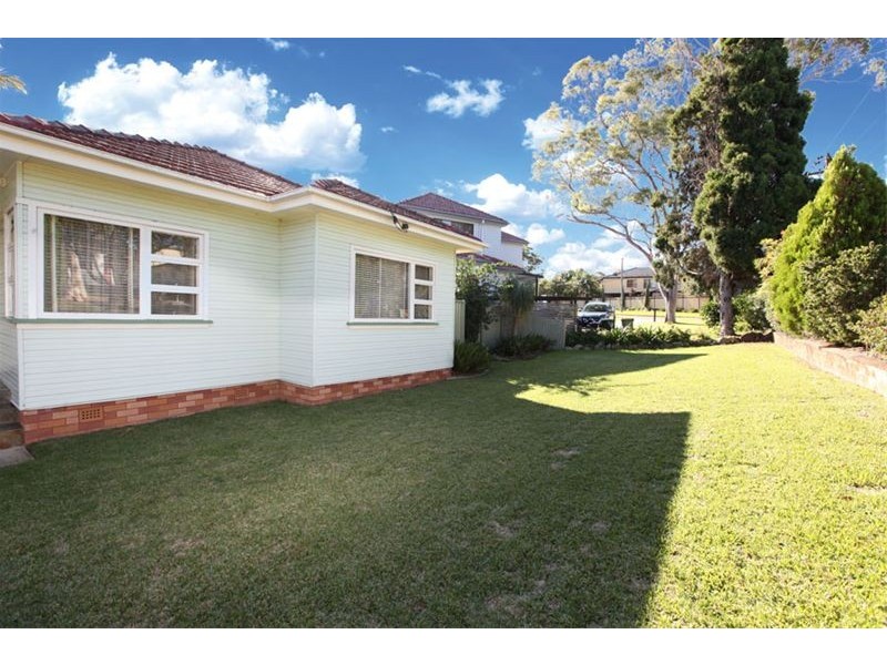 206 Lambeth Street, Picnic Point NSW 2213