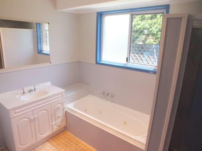 98 Murphy Street, Point Vernon QLD 4655