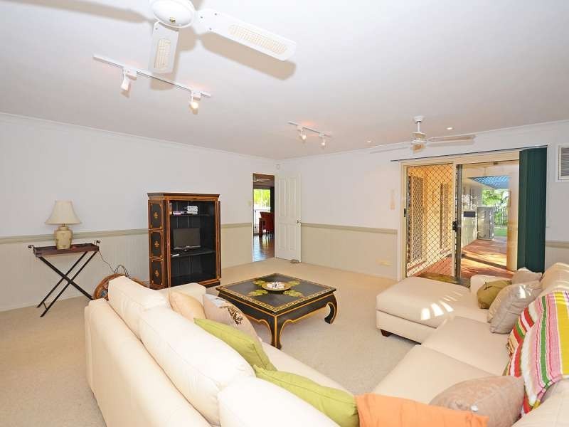 11 Bowerbird Avenue, Eli Waters QLD 4655