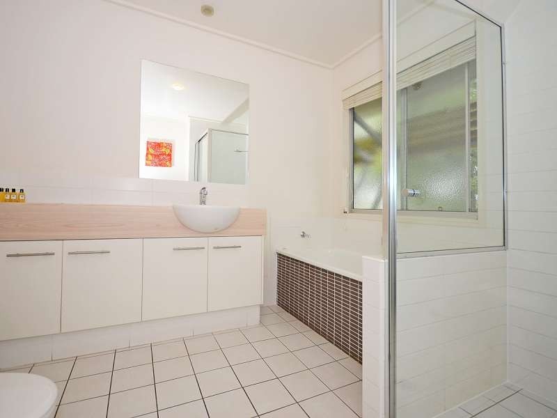 Unit 1 Whale Cove. Pulgul Street,, Urangan QLD 4655