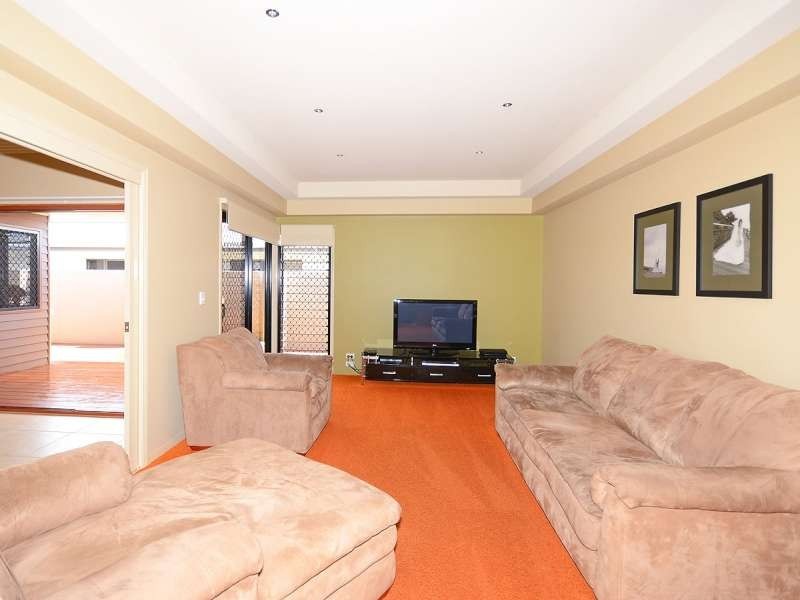 11 Lady Nelson Drive, Mariners Cove, Eli Waters QLD 4655