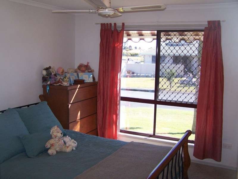 8 Dove Way, Eli Waters QLD 4655