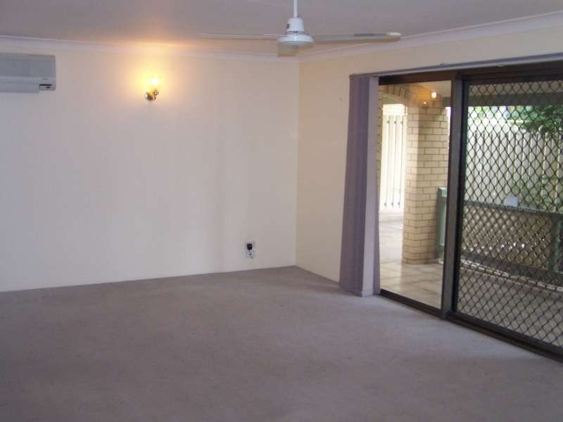 Unit 2 Harbour Miller Street, Urangan QLD 4655