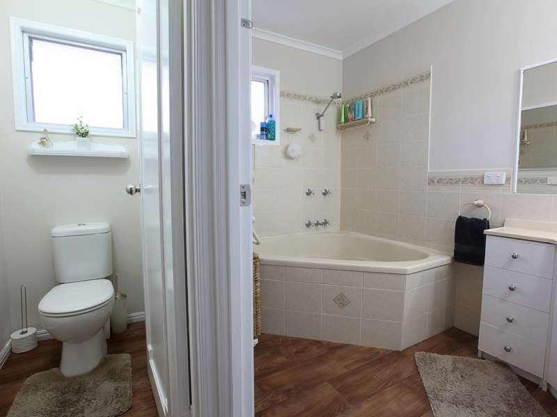 16 Saunders Street, Point Vernon QLD 4655