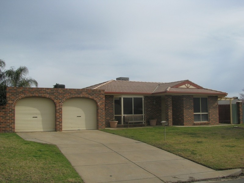 17 Langi Crs, Glenfield Park NSW 2650