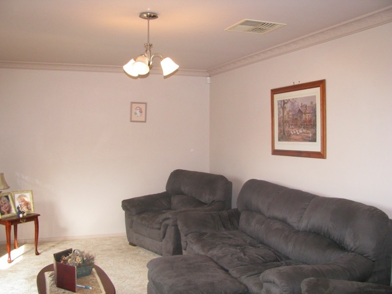 17 Langi Crs, Glenfield Park NSW 2650