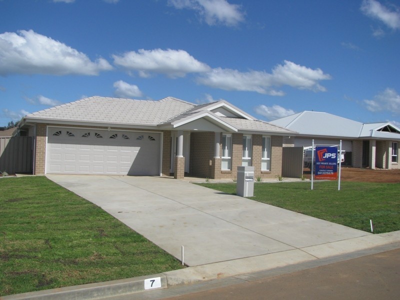 7 Glenfield Park, Glenfield Park NSW 2650