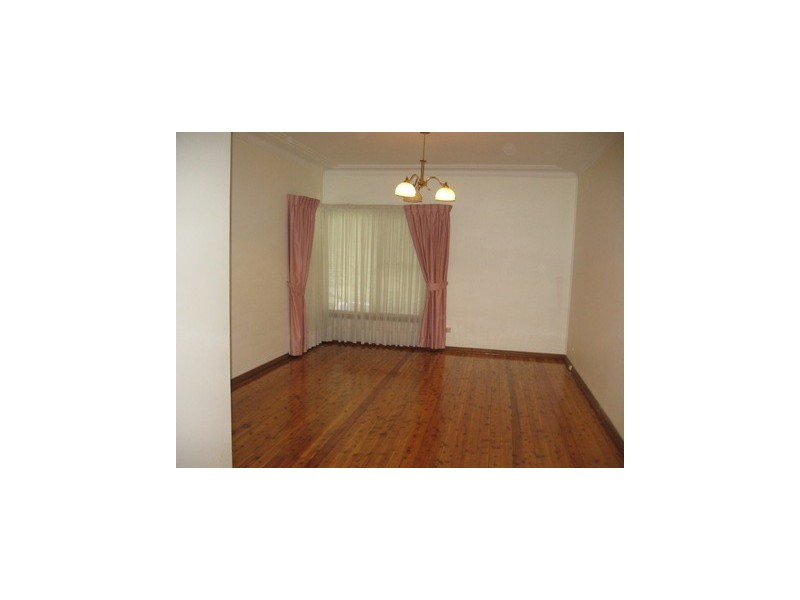 10 Glenavon Ave, Beverly Hills NSW 2209