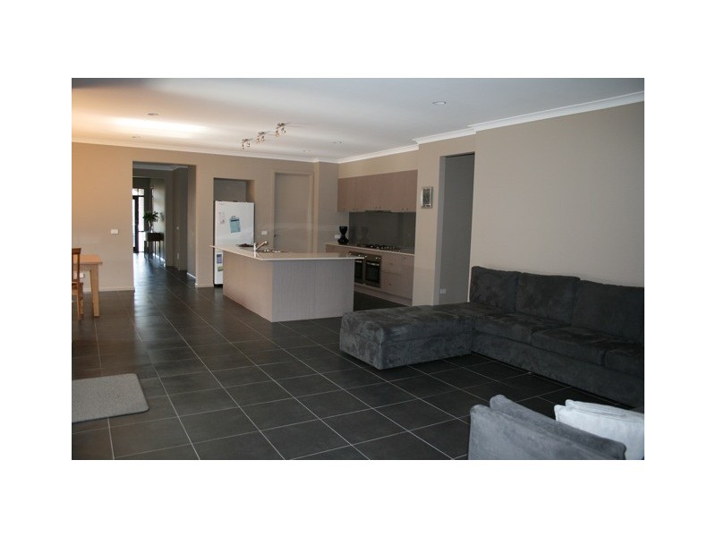 18 Gainsborough Drive, Craigieburn VIC 3064