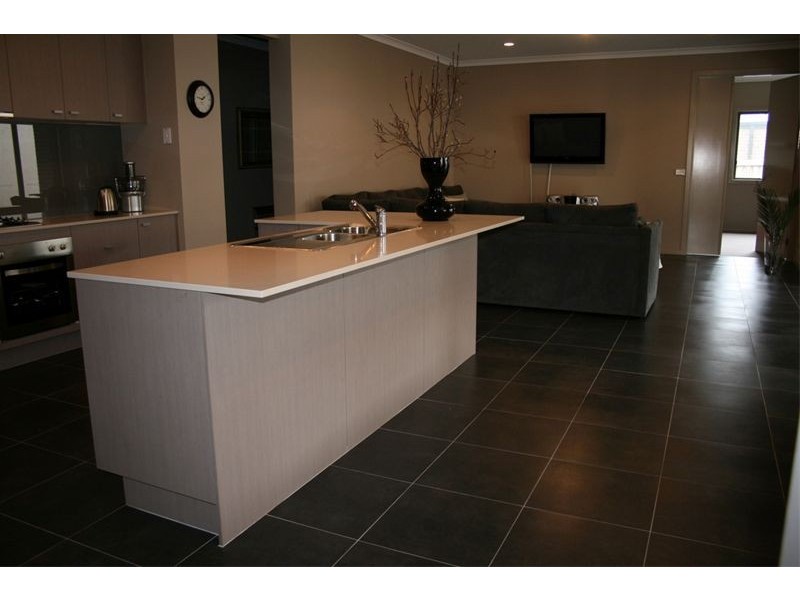 18 Gainsborough Drive, Craigieburn VIC 3064