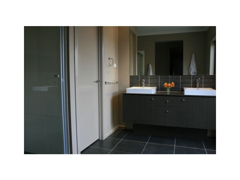 18 Gainsborough Drive, Craigieburn VIC 3064