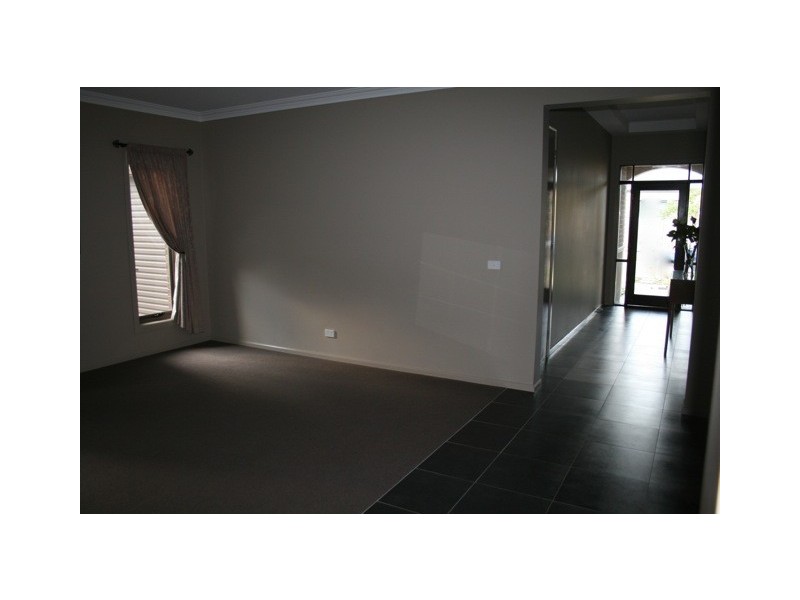 18 Gainsborough Drive, Craigieburn VIC 3064