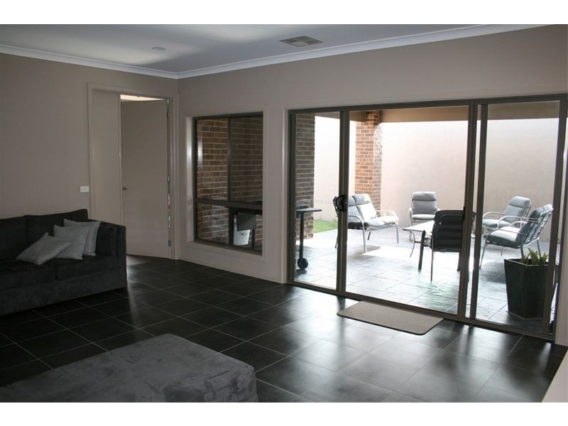 18 Gainsborough Drive, Craigieburn VIC 3064