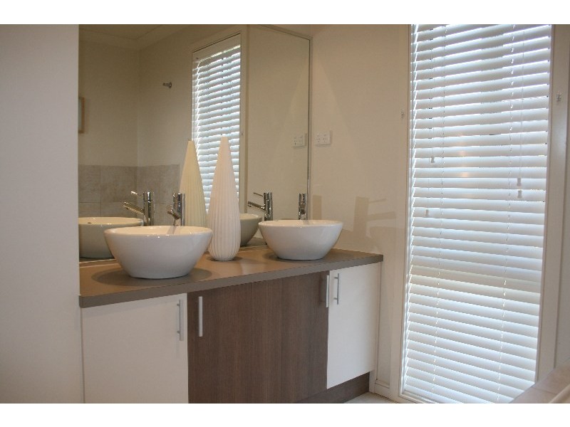 5 Lennon Boulevard, Point Cook VIC 3030